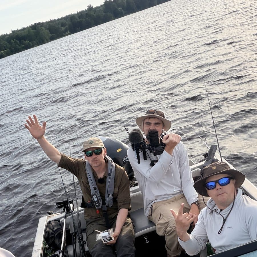 Three guests, one boat, one morning